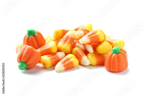 Plakat Kolorowe cukierek kukurudze dla Halloween bawją się na białym tle