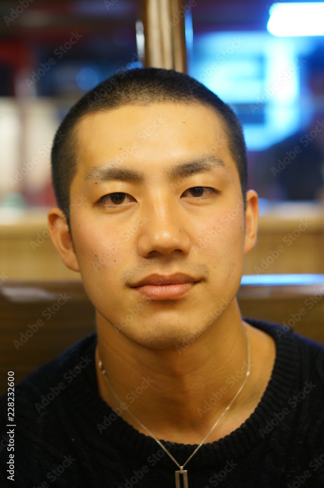 坊主頭にした男性 Stock Photo | Adobe Stock