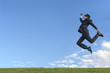 © chikala - 青空をバックに空中を走るスーツ姿の若いビジネスマン1人。元気・健康・発展・挑戦イメージ
