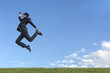 © chikala - 青空をバックに空中を走るスーツ姿の若いビジネスマン1人。元気・健康・発展・挑戦イメージ
