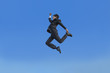 © chikala - 青空をバックに空中を走るスーツ姿の若いビジネスマン1人。元気・健康・発展・挑戦イメージ