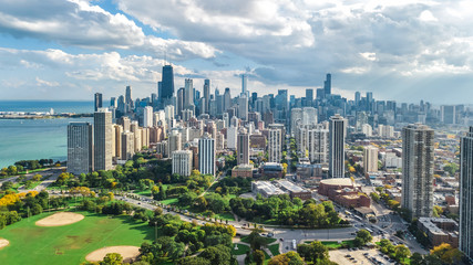 Fototapete - Chicago skyline aerial drone view from above, lake Michigan and city of Chicago downtown skyscrapers cityscape from Lincoln park, Illinois, USA
