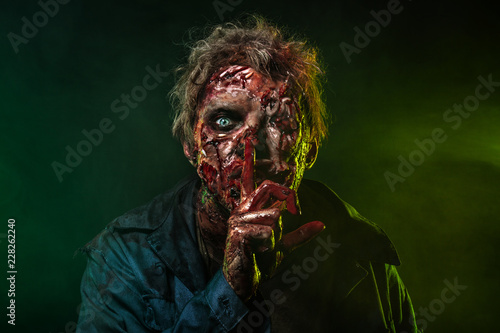 Fotografía Close-up portrait of a horrible scary zombie man