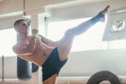Muay thai boxer doing high kick Tableau sur Toile