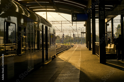 Dekoracja na wymiar  railway-station-train-sunset-dworzec-kolejowy-i-pociag-o-zachodzie-slonca