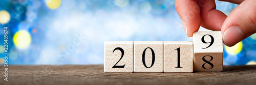 Fotografia Hand Changing Date From 2018 To 2019 On Wooden Cube Calendar / New Year's Concep