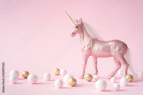 Valokuvatapetti Pink glitter unicorn with gold and white decoration