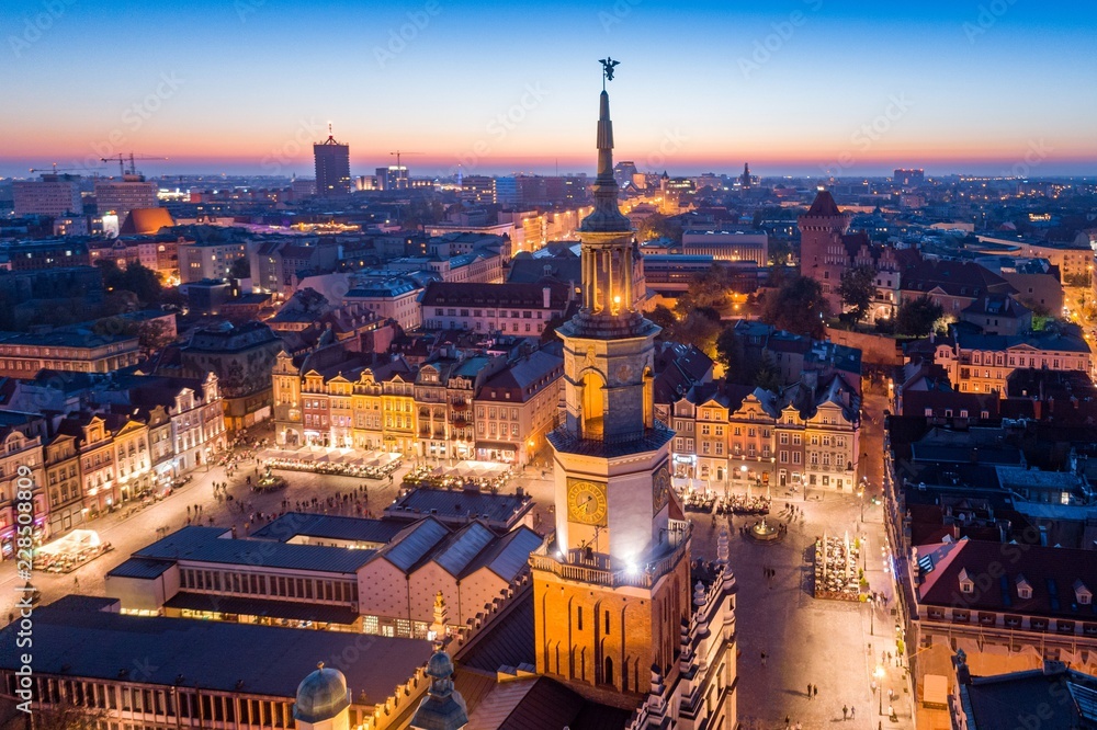 Wieczorny widok z lotu ptaka na główny plac Poznania i Stare Miasto - obrazy, fototapety, plakaty 