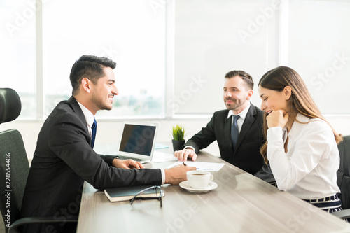 Fotografía Colleagues Sharing Thoughts Over Plan In Office