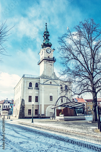Plakat Historyczny ratusz na głównym placu, Kezmarok, Słowacja, zimowa scena