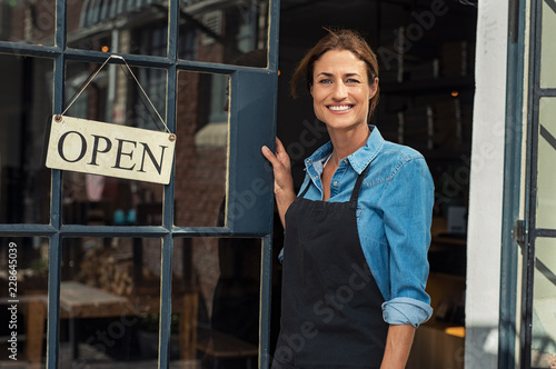 Cuadros en Lienzo Woman at small business entrance