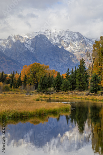 Obrazy góry  sceniczny-jesienny-krajobraz-odbicia