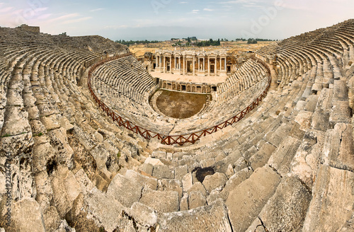 Fotografia Ancient amphitheater, Hierapolis - an ancient city located on the slope of the Cökelez mountain, above the Pamukkale limestone terraces, approx