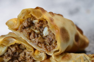 Empanadas Argentinas carne cocinada con huevo y aceitunas en grasa