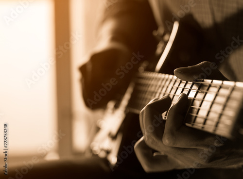 Fotografija solo guitarist plays the part on the electric guitar. close-up