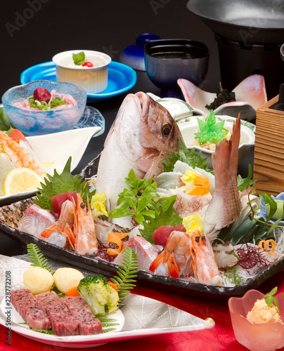 会席 和 鯛 姿 刺身 ステーキ 牛 肉 サラダ料理 肉 刺身 鮪 調理 懐石 盛り付け 会席 和 鯛 姿 刺身 ステーキ 牛 肉 サラダ料理 肉 刺身 鮪 調理 懐石 盛り付け