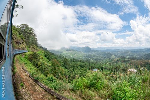 Fotografía Train journey through scenic highlands of Sri Lanka.