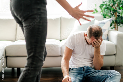 Fotografía Woman beating up his husband illustrating domestic violence