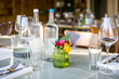 Restaurant / Dekoration mit Blumenvase, Besteck und Geschirr