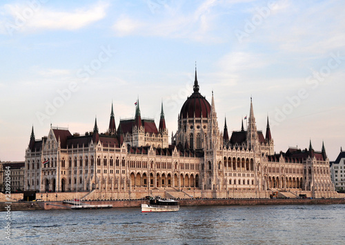 Fotografie, Obraz hungarian parliament in budapest illuminated by the sun at sunset