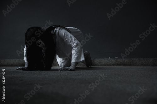 Fotomural Horror woman ghost creepy crawling,