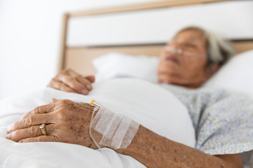 elderly patients sleeping on oxygen ans saline