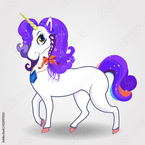 Zdjęcie XXL Kreskówka magiczny jednorożec z fioletowymi włosami i tęczowymi oczami na białym tle.