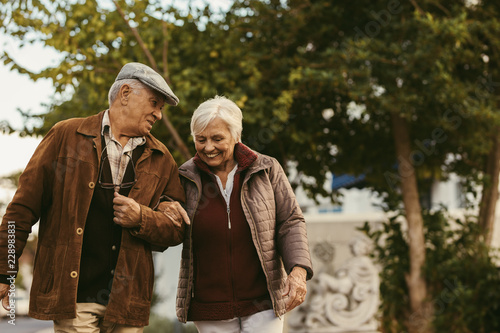Fotografía Happy retired walking outdoors on winter day