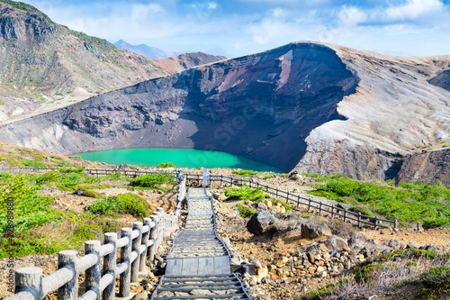 宮城蔵王の御釜火口湖五色沼と五色岳に続く遊歩道 Adobe Stock でこのストック画像を購入して 類似の画像をさらに検索 Adobe Stock