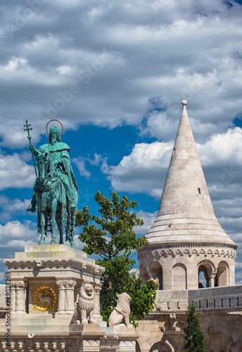 Fotografie, Obraz Statue of Saint Stephen I in Front of Fisherman's Bastion, Budapest