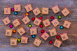 Selbstgemachter Adventskalender mit 24 Geschenken Paketen und Weihnachtskugeln für Weihnachten zum verschenken für die ganze Familie