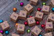 24 Dezember Adventskalender mit vielen Geschenken und Pakten und Weihnachtskugeln 