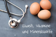 Stethoskop und Eiern mit dem Motto Eiweiß Vitamine Mineralstoffe