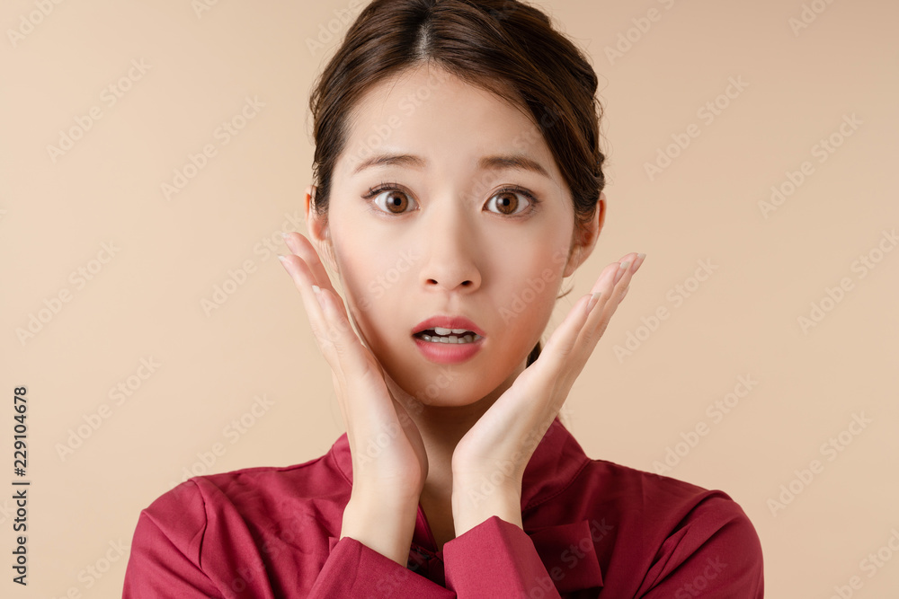 驚く女性 Adobe Stock でこのストック画像を購入して 類似の画像をさらに検索 Adobe Stock