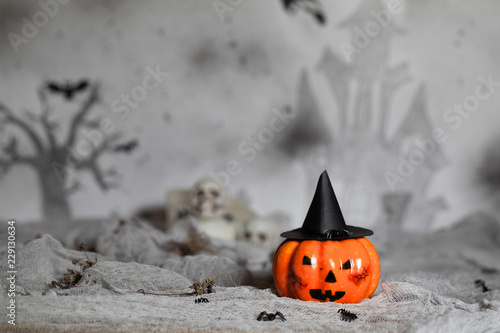 Fotografía Orange scary pumpkin with witch hat. Halloween background.