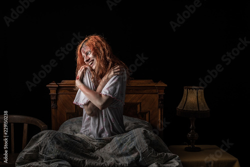 Fotografia Scary woman possessed by devil in the bed. Exorcism of priest.