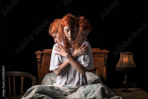 Fotomural Scary woman possessed by devil in the bed