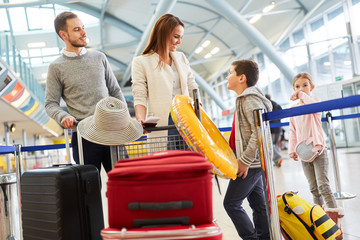 Canvas Print - Familie und zwei Kinder im Flughafen Terminal