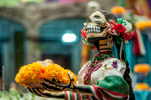 catrina mexicana ofrenda de  dia de muertos mexicanas calaveras halloween sonriente moños tricolores huesitos calaverita tradicional