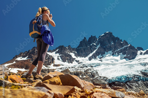 Cuadros en Lienzo Amateur photographer and hiker takes picture of the mountain with glacier