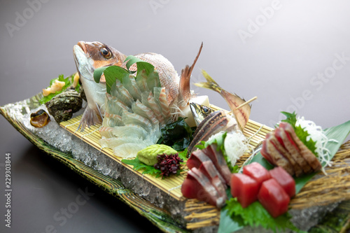 お造り 刺身 鮪 はまち 鯛 アジ カツオ 鯵 新鮮 姿 食事 日本料理 大葉 Sashimi