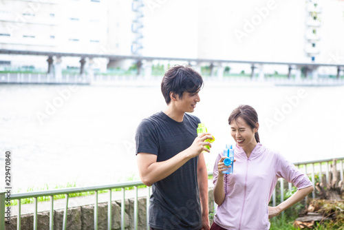 川沿いのランニングロードで休憩するカップル Buy This Stock Photo And Explore Similar Images At Adobe Stock Adobe Stock