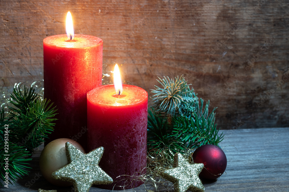 Stock-Foto „Weihnachtslicht mit Kerzen und Dekoration“