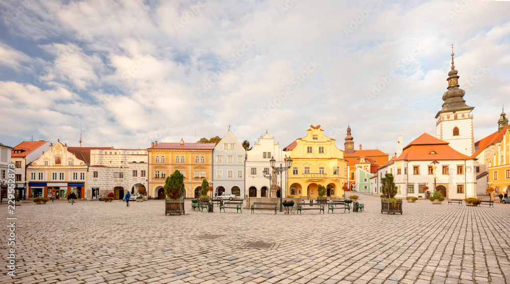 Renesansowy rynek w małym miasteczku w Czechach  - obrazy, fototapety, plakaty 