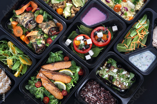 Fototapeta na szkło Lunch boxy, smakowite i zdrowe potrawy obiadowe