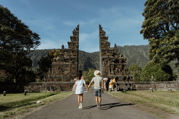 Wall Mural - couple walking through the gate of Bali