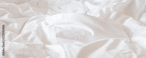 Fotografía White bed sheet blanket, wrinkled duvet, crumpled comforter cloth used in hotel,
