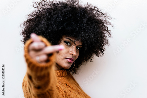 Fotografía Portrait of attractive afro woman making fuck you sign