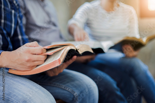 Fotografía Christian friends group reading and study bible together in home or Sunday schoo