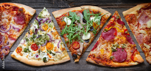 Fotografía Pieces of pizza of different various types on old retro boards banner concept